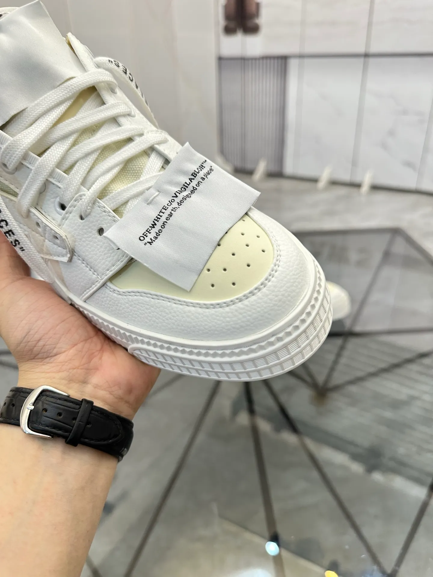 Selling men's shoes 💰: 💰P500¥ High-end top quality Product trademark: OFF WHITE *"OFF WHITE*" low-top casual shoes Regular size: 35-45 (can be customized to 46) Couple style Product materials: Upper imported first-layer cowhide stitched with original fabric, genuine leather lining, original outsole. No.: H203